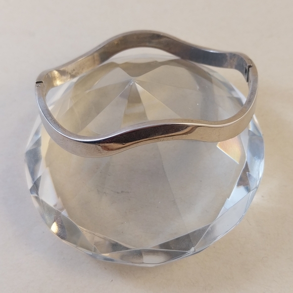 Jewelry - Elegant Sterlig Silver Wave Bangle